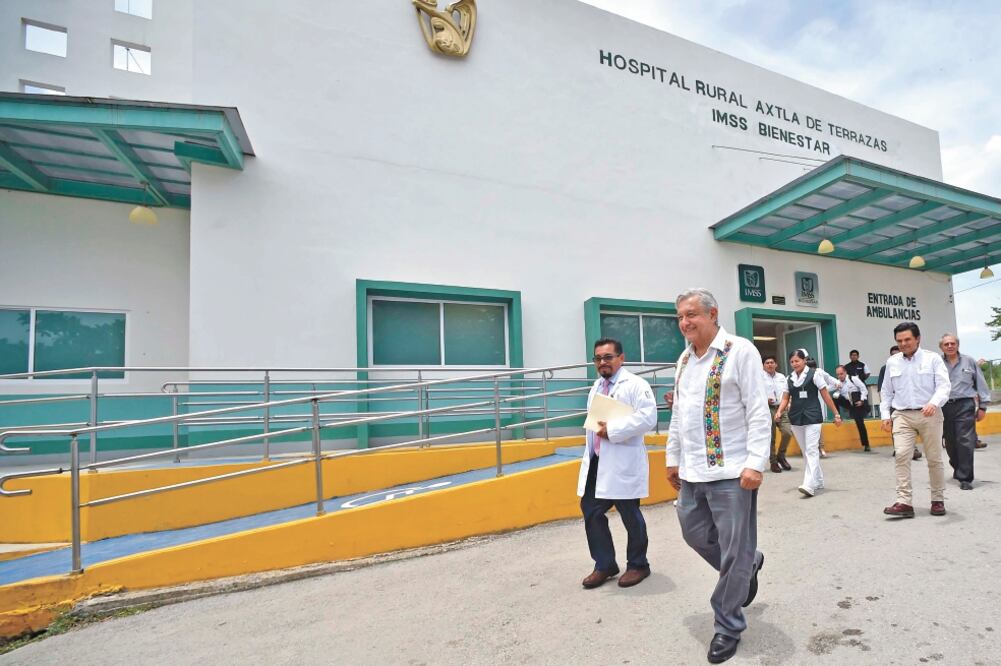 Ayer, en Axtla de Terrazas, el presidente Andrés Manuel López Obrador recorrió la unidad médica rural del IMSS, donde afirmó que los gobiernos priistas habían basado sus gobiernos en la corrupción. Foto: PRESIDENCIA
