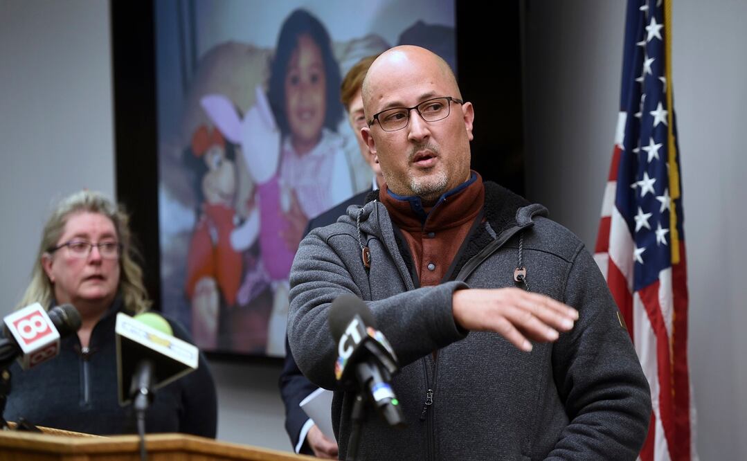 Carlos Reyes-Couvertier habla en una conferencia de prensa en el Departamento de Policía de New Haven sobre la resolución del caso del secuestro parental en 1999 de su hija, Andrea Reyes. Foto: AP