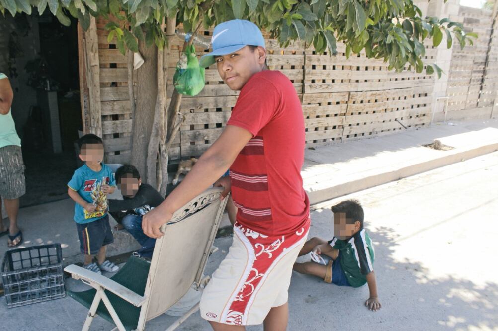Iván Aguilera, de 17 años decidió dejar el bachillerato porque se iba a casar con su novia de 15 años. (ESPECIAL)