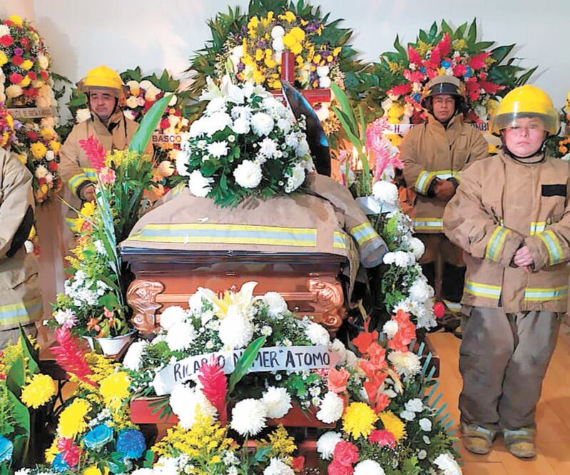 Con uniforme y cascos puestos, los compañeros de Leopoldo Torres Fernández rindieron una guardia de honor. Foto: LUMA LÓPEZ. EL UNIVERSAL