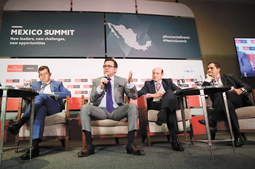 De izquierda a derecha, José Ramón Amieva, jefe de Gobierno de la CDMX; Ildefonso Guajardo, secretario de Economía; Moisés Tiktin, director general de Banca Monex, y Tomás Bermúdez, representante en México del Banco Interamericano de Desarrollo (CORTESÍA)