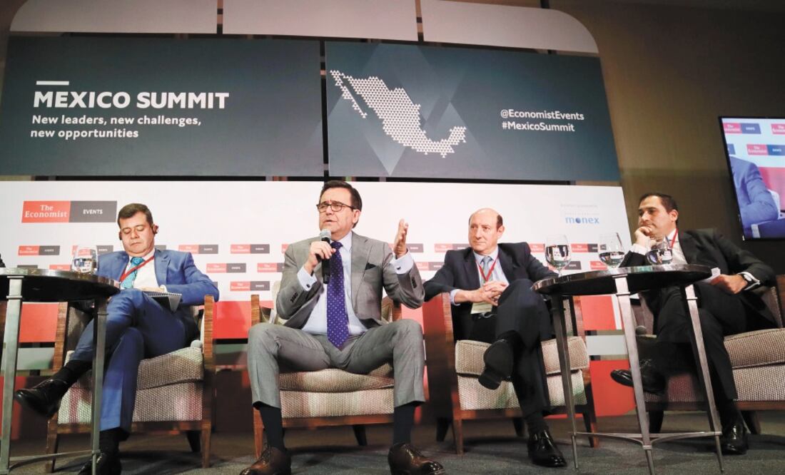 De izquierda a derecha, José Ramón Amieva, jefe de Gobierno de la CDMX; Ildefonso Guajardo, secretario de Economía; Moisés Tiktin, director general de Banca Monex, y Tomás Bermúdez, representante en México del Banco Interamericano de Desarrollo (CORTESÍA)
