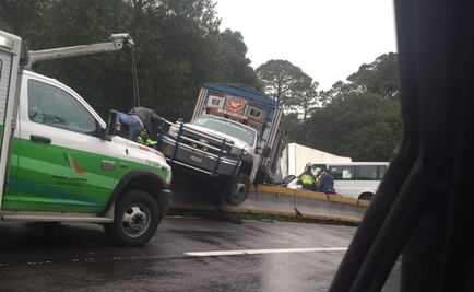 Reportan carambola de 12 autos en la México-Puebla