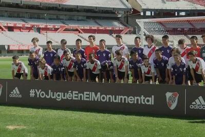 Niños rescatados de cueva en Tailandia juegan partido en el Monumental de Argentina