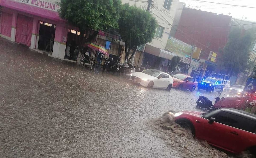 La lluvia inició aproximadamente a las 18:00 horas y fue con tanta intensidad que en cuestión de minutos anegó avenidas y calles. Foto: Especial