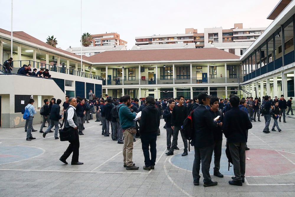 Estudiantes son evacuados después de un fuerte sismo de magnitud 6.9 en la escala abierta de Richter (Foto: EFE)