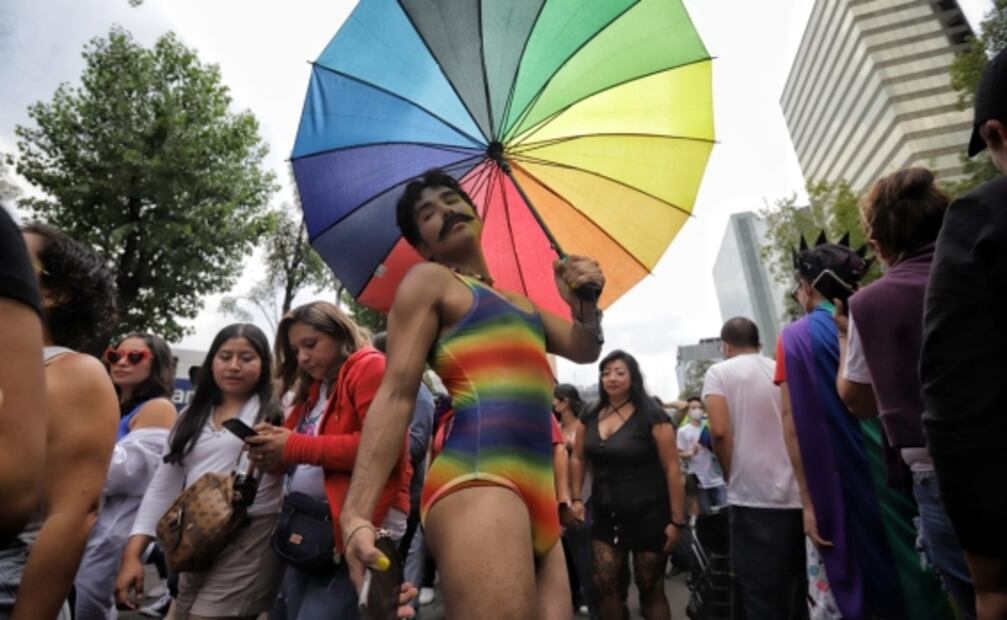 Desbordan Reforma y Centro Histórico participantes en marcha LGBTTTIQ+: color, fiesta, diversión y comercio