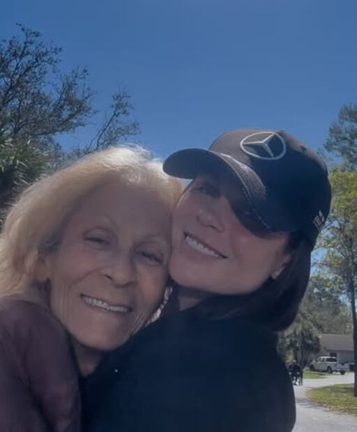 La actriz Laura Carmine con su madre, a quien le dedicó un mensaje de amor: "Gracias a ella soy quien soy, siempre estaba apoyándome en todas mis decisiones y loqueras, porque siempre confió en mí, me motivaba a ser mejor cada día y que siempre siguiera mis sueños".