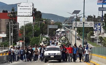 Normalistas de Ayotzinapa marchan en Chilpancingo