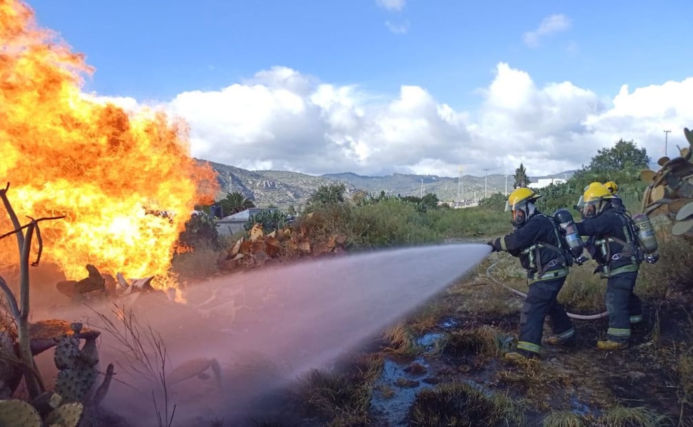 Explota ducto de Pemex al inhabilitar toma clandestina en Epazoyucan, Hidalgo; hay dos lesionados.
Foto: Especial.