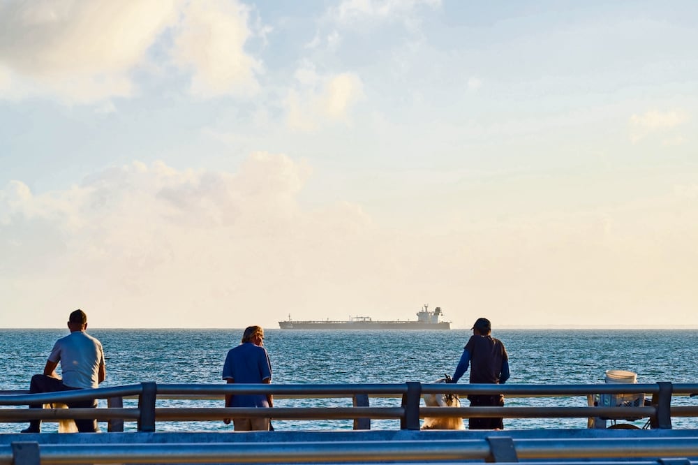 Cubanos observan un petrolero ruso. FOTO: EFE