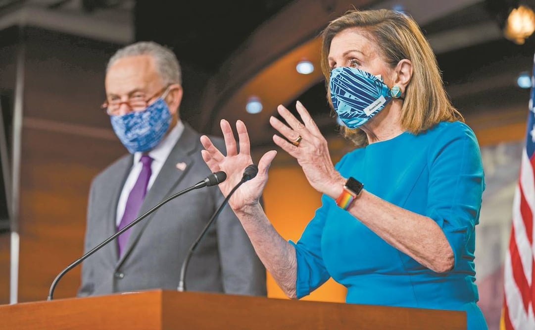 La presidenta de la Cámara de Representantes, Nancy Pelosi, y el líder de la mayoría demócrata en el Senado, Chuck Schumer, ayer en el Capitolio, en Washington. Foto: Jim Lo Scalzo. EFE
