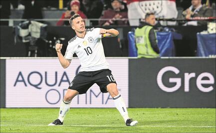 Antonio Valencia invita a Lukas Podolski a jugar en el Querétaro