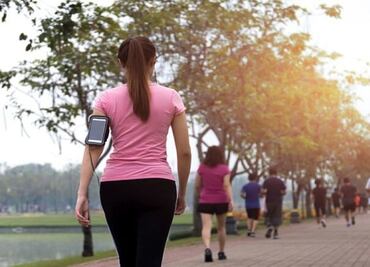 Esta es la mejor manera de bajar de peso caminando