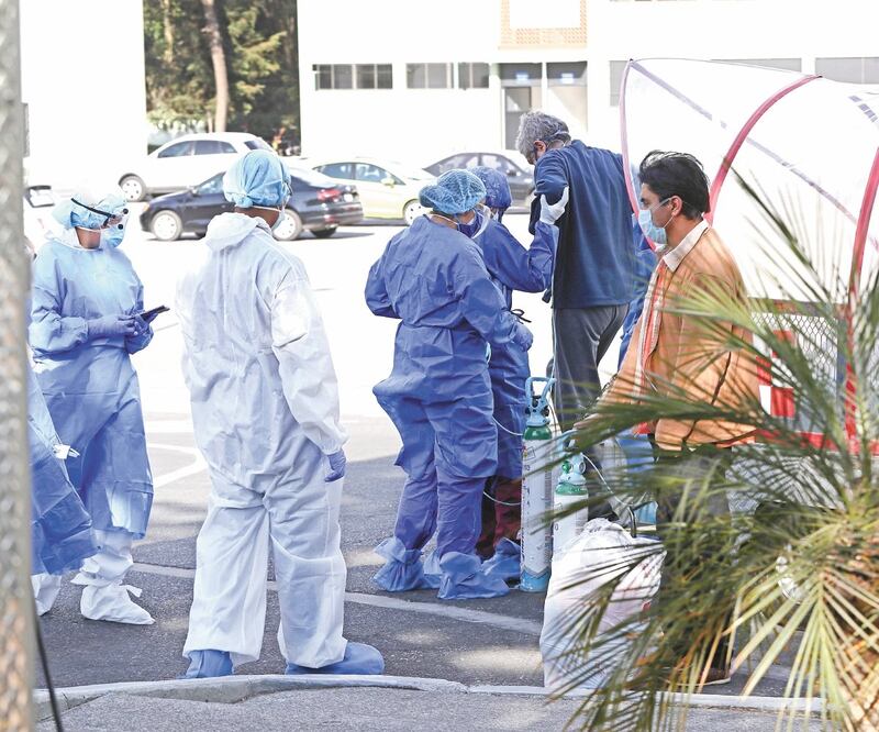 Personal médico asistió ayer a un adulto mayor que fue dado de alta al recuperarse de Covid en el Hospital Chivatito de la CDMX; mientras, en Europa aumentan los casos de recontagios y se enfrentan a la tercera ola de la pandemia. Foto: VALENTE ROSAS