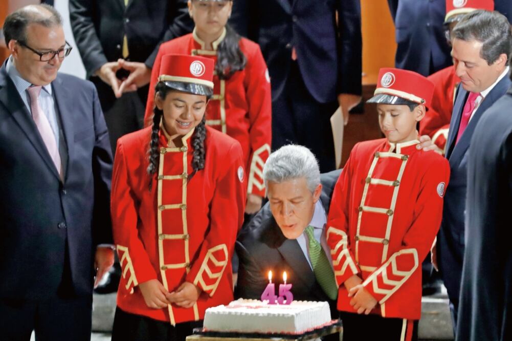 David Penchyna Grub, director general del Infonavit, apaga las velitas del pastel al finalizar el sorteo por el 45 aniversario del instituto (FOTOS: JUAN BOITES. EL UNIVERSAL)