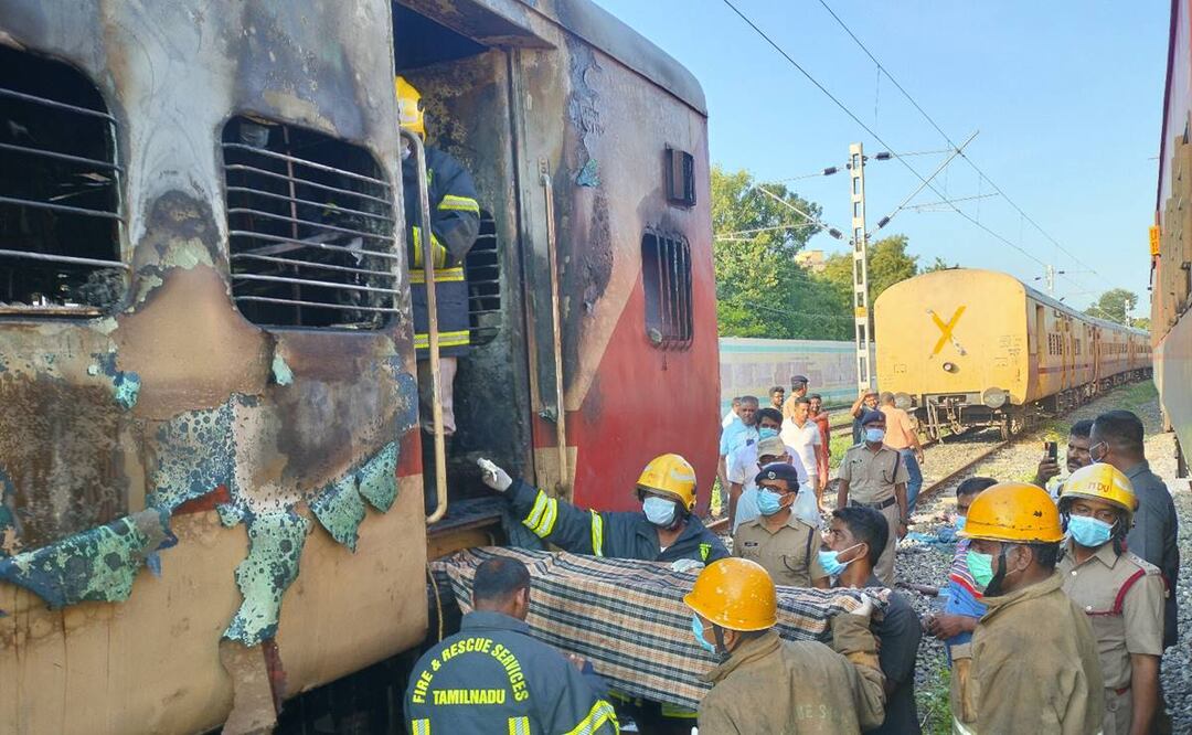 Una bombona de gas introducida de contrabando por algunos pasajeros provocó el incendio, matando a nueve personas, según un comunicado de Ferrocarriles del Sur. Foto: AP