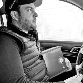 Morenista hace campaña... con las cenizas de su padre