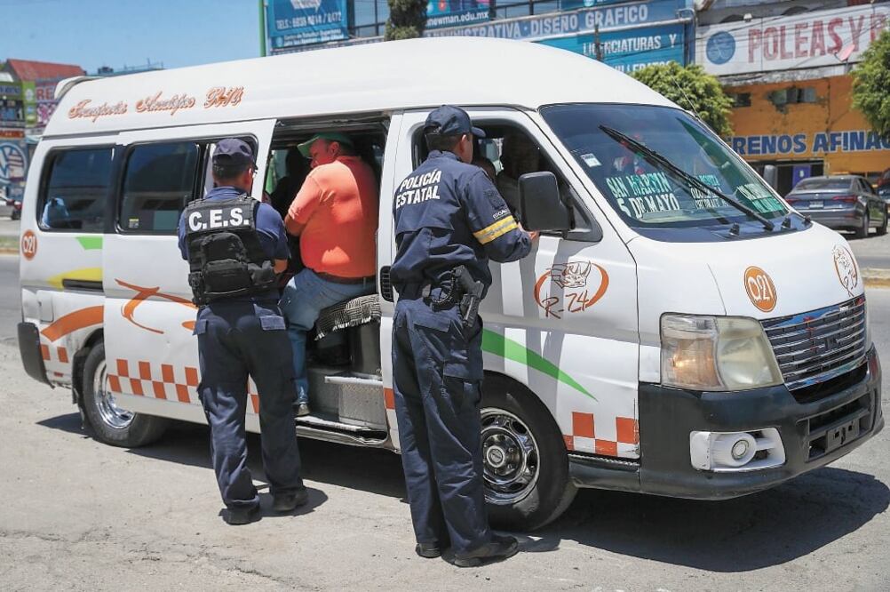 Tras los hechos violentos del miércoles, efectivos estatales y municipales detuvieron de forma aleatoria a las unidades para revisar que los pasajeros y los choferes no estén en una situación de peligro. Foto: DIEGO SIMÓN SÁNCHEZ. EL UNIVERSAL