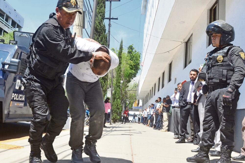 La procuraduría capitalina dio a conocer que dos de los varones detenidos ya habían estado en prisión por el delito de robo y una de las mujeres, por el tráfico de estupefacientes (ARMANDO MONROY. CUARTOSCURO)