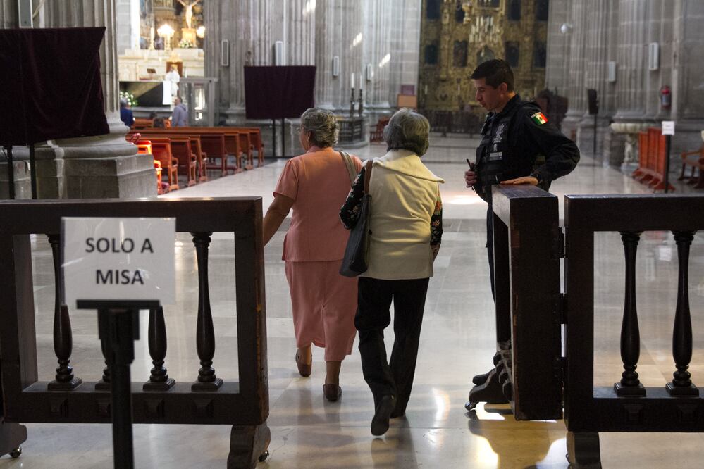 Tras el apuñalamiento de un sacerdote el día de ayer en la Catedral Metropolitana se observa la seguridad habitual a cargo de la Policía Federal, quienes vigilan los accesos al Altar Mayor. (FOTO: MOISÉS PABLO /CUARTOSCURO.COM)