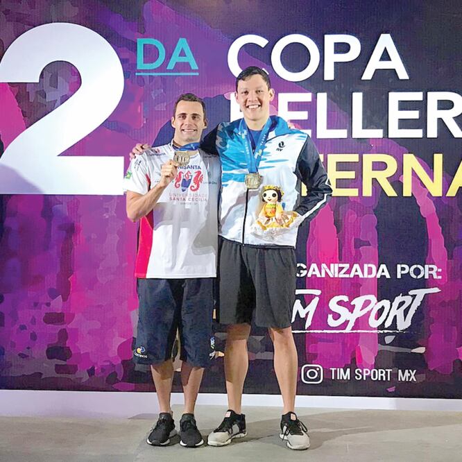 El mexicano (der.) fue el ganador en la prueba de 200 metros libre. ANV