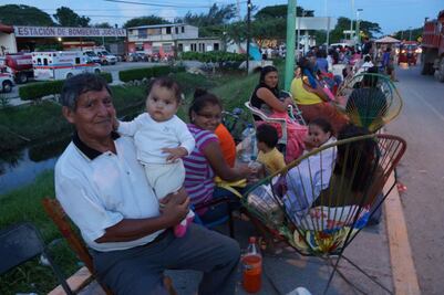 Se forman un día entero para el pago de Empleo Temporal en Juchitán 