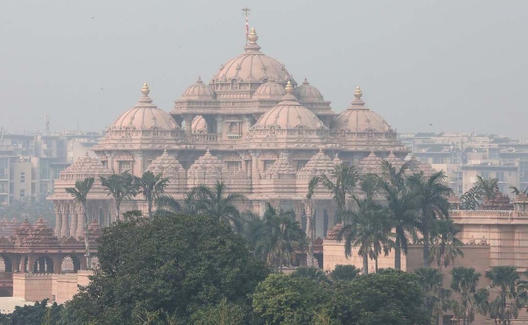 El templo hindú Swaminarayan Akshardham se encuentra envuelto en una densa niebla tóxica el día después de Diwali, en Nueva Delhi, India, el 21 de octubre de 2025. Foto: EFE