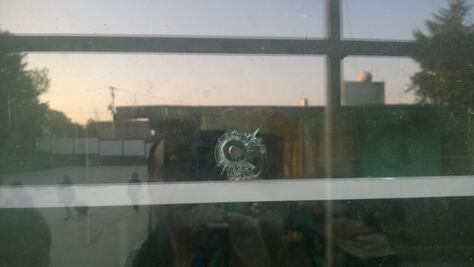 Perfora proyectil vidrio en primaria de Edomex