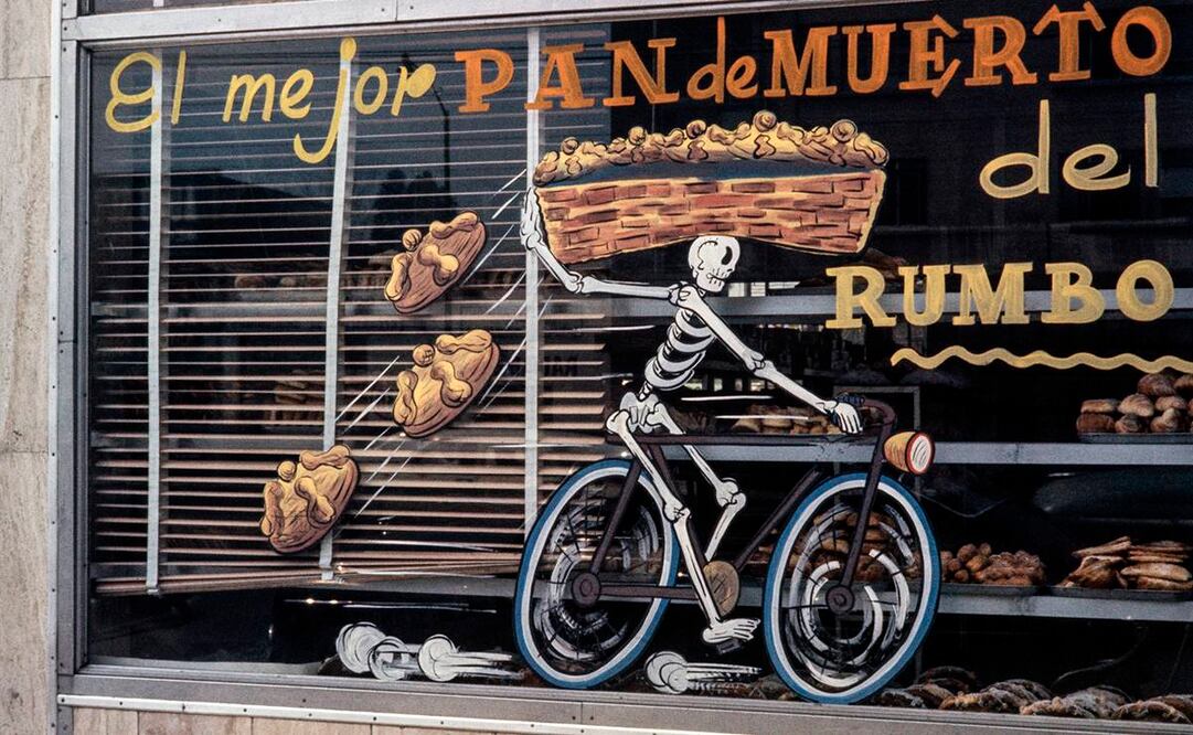 Vitrina de una panadería en los años sesenta, que usuarios en las redes sociales del fotógrafo identifican como la actual Panificadora San Simón, en la calle 4 de Febrero 1361. Foto: Bob Schalkwijk.