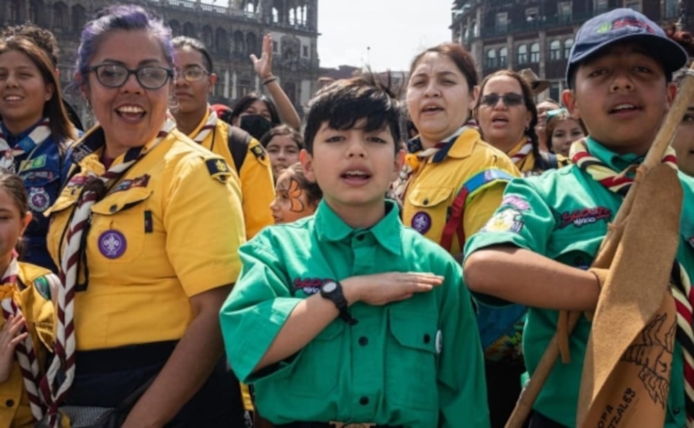 Scouts mexicanos elaboran flor de lis con más de un millón de latas en el Zócalo FOTOS