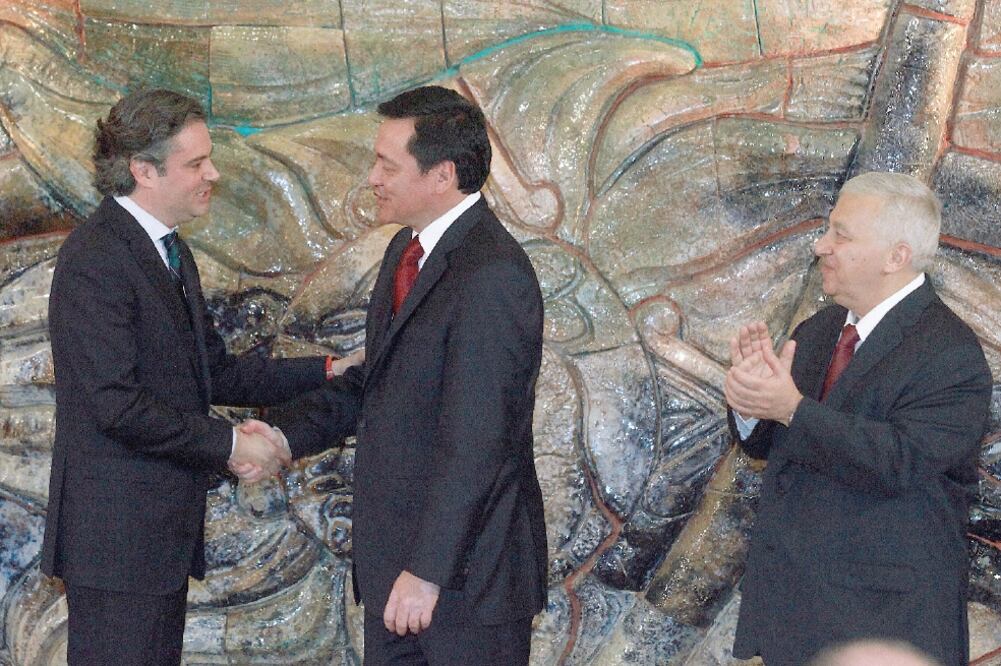 Durante su toma de protesta, Aurelio Nuño (izq.) reconoció el trabajo de Emilio Chuayffet (der.) en la SEP y dijo que impulsará la reforma educativa (ADRIÁN HERNÁNDEZ. EL UNIVERSAL)