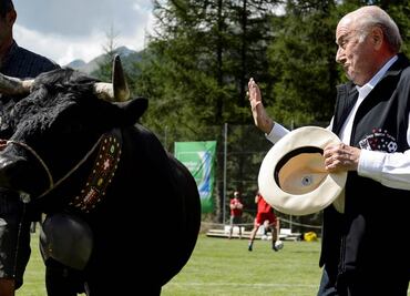 Regalan vaca a Blatter; no habla del "Caso FIFA"