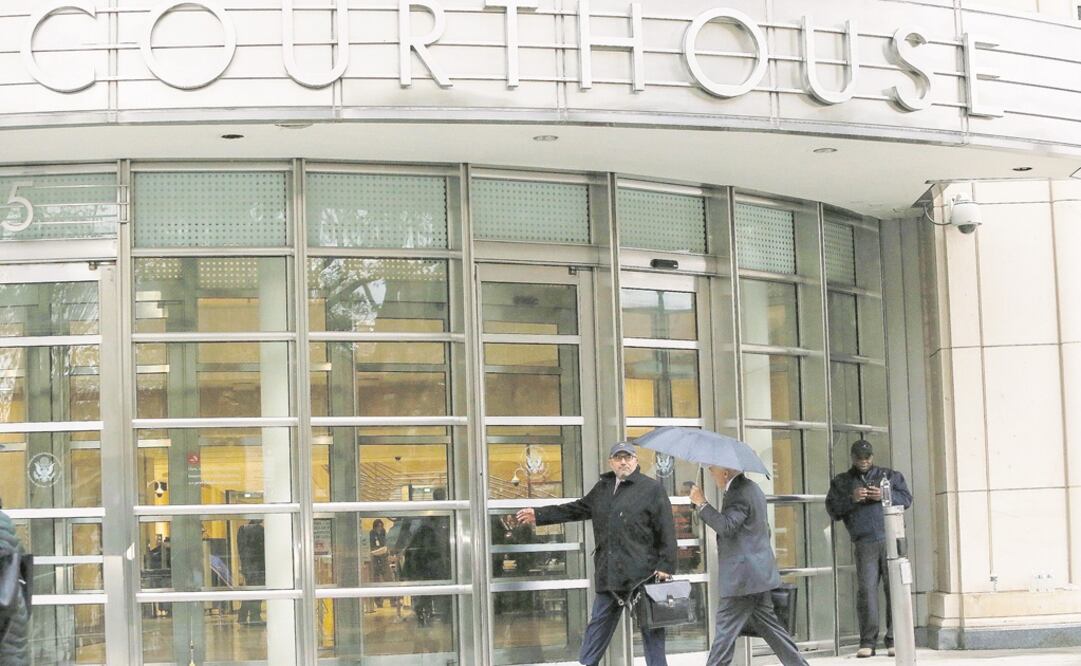 Eduardo Balarezo (izq.), abogado defensor de Joaquín Guzmán Loera, El Chapo, al arribar a la Corte Federal del Distrito Este de Nueva York, en donde se lleva el caso del narcotraficante mexicano. Foto: EDUARDO MUNOZ. REUTERS