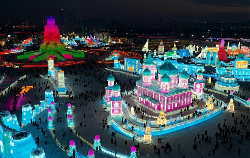 Este año se celebra la 26 edición del parque temático, que abarca un millón de metros cuadrados y cuenta con hermosas esculturas y paisajes de hielo, así como diversos espectáculos escénicos. Foto: AFP
