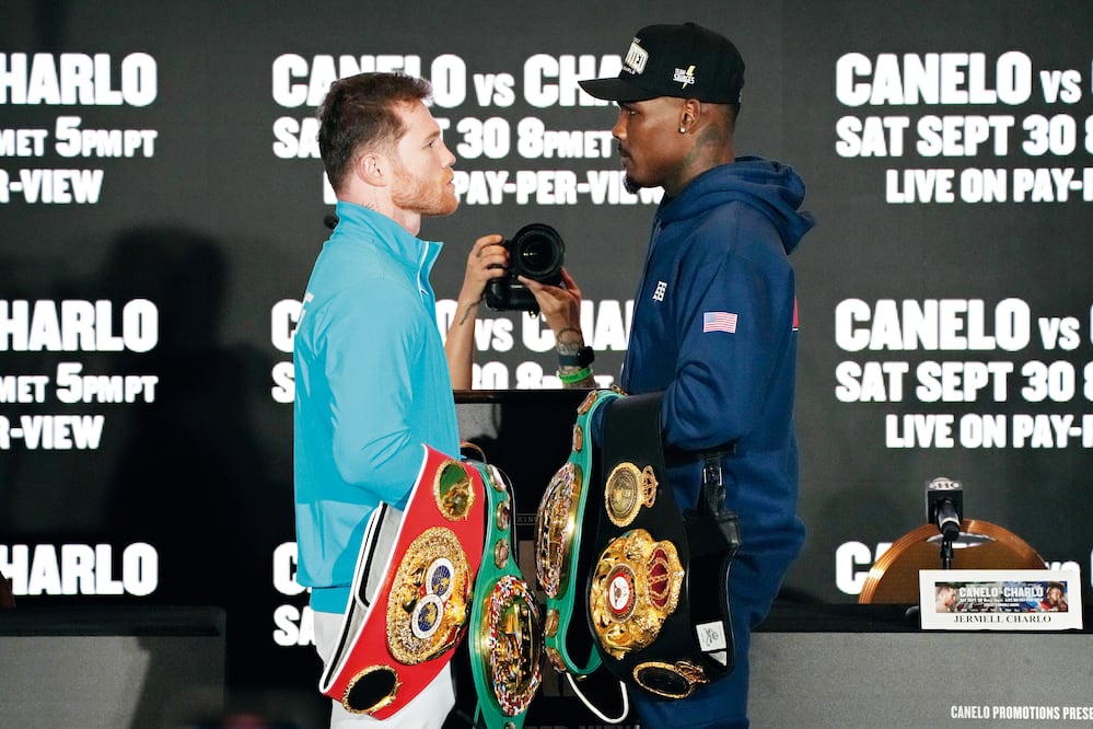 A medida que se acerca el momento de subir al ring, los ánimos se calientan, sobre todo del lado del estadounidense. Foto: AP