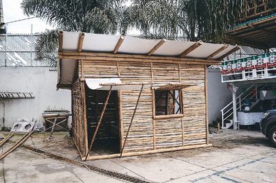 ONG y universitarios construyen 20 casas provisionales con bambú