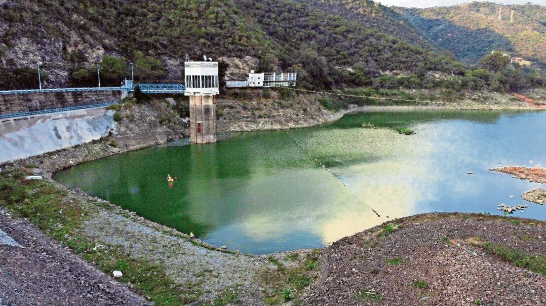 Las presas de Valle de Bravo y Villa Victoria, del Sistema Cutzamala en 2023, cuando la falta de lluvias las dejó en niveles mínimos. Foto: Jorge Alvarado / EL UNIVERSAL