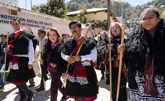 Corte realiza primera sesión en plaza pública de Chiapas; ministros visten traje típico de Tenejapa