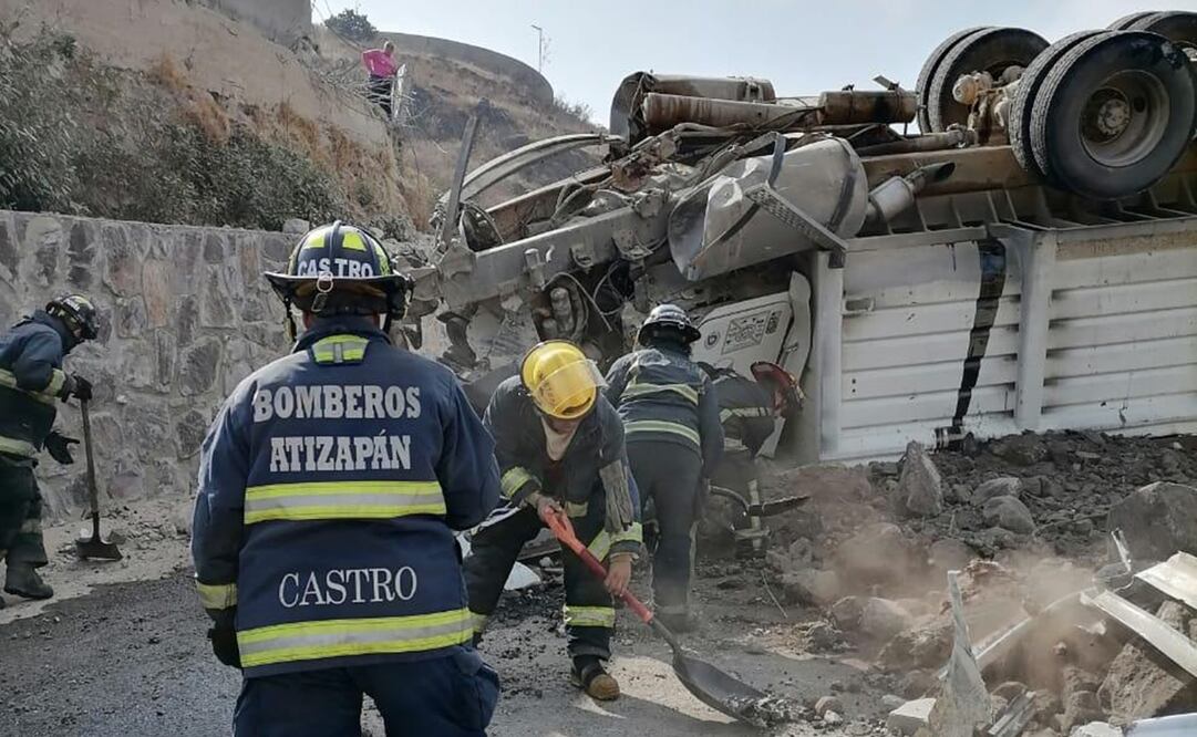 La volcadura del camión, que habría caído de la construcción, generó el deslave tierra y rocas, que dañaron dos vehículos y provocaron lesiones a tres personas. Foto: Especial