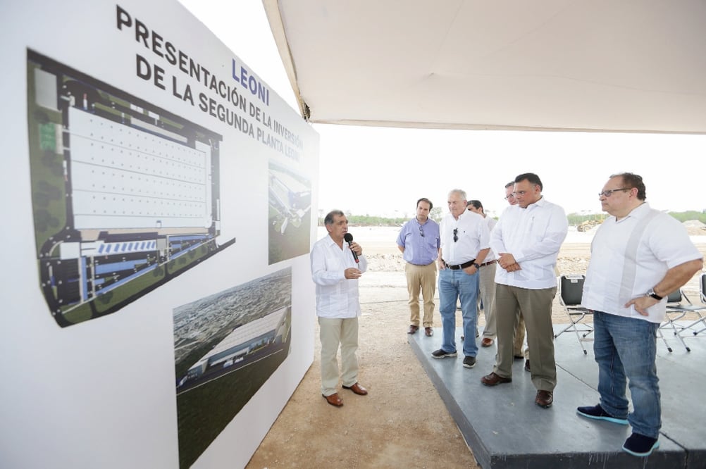 El gobernador Rolando Zapata y el director de la Planta Región América, José Conceicao, realizaron un recorrido por la construcción