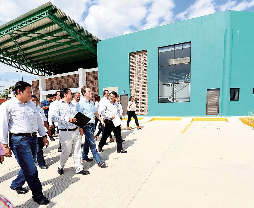 El gobernador Manuel Velasco visitó la nueva terminal, cuya inversión es de 23 millones de pesos (ESPECIAL)