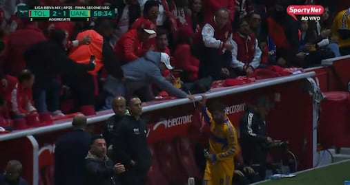 VIDEO: Gignac es agredido por aficionado del Toluca al ser sustituido en la final