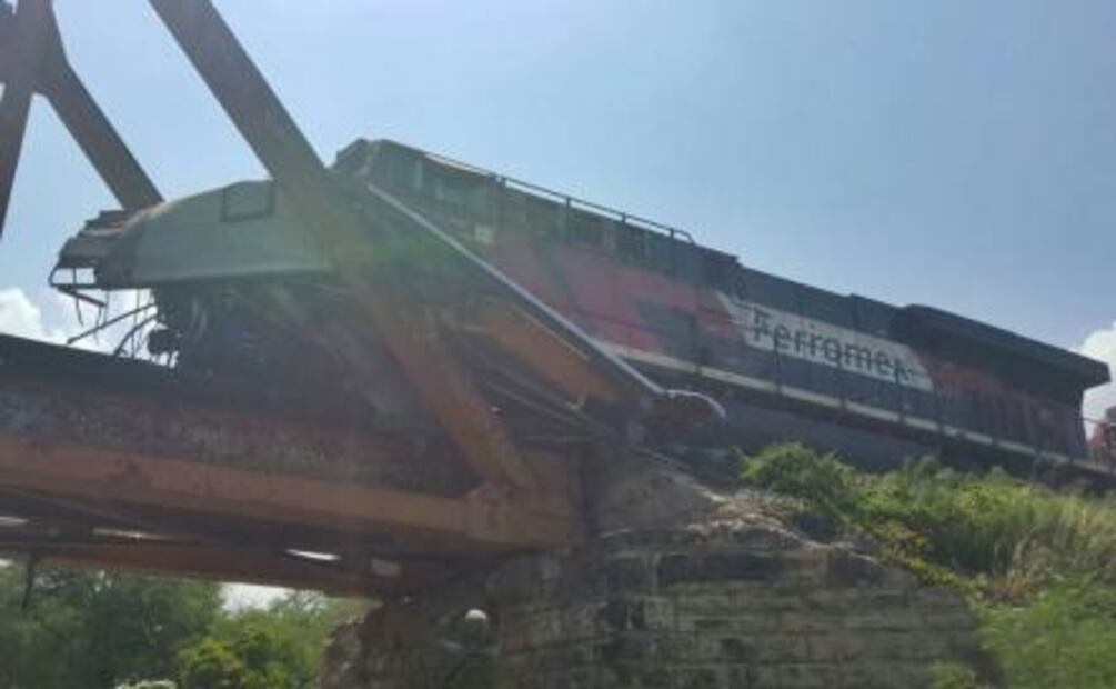 Tren impacta autobús en Tamaulipas; lo parte a la mitad