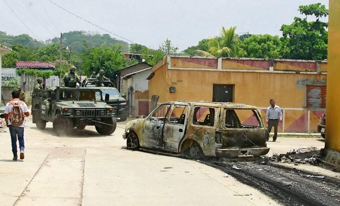 Al regresar a El Lajerío, los pobladores se encontraron con vehículos incendiados a la entrada del pueblo, que fueron retirados por elementos del Ejército, Foto: Fredy Martín Pérez / EL UNIVERSAL
