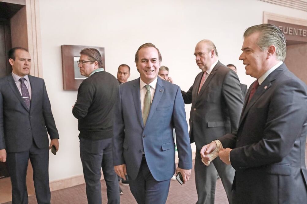 El presidente del Consejo Coordinador Empresarial, Juan Pablo Castañón (centro), durante una reunión con empresarios (ALLEJANDRA LEYVA. EL UNIVERSAL)