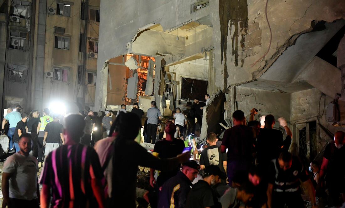 La gente se reúne frente a un edificio dañado después de un ataque militar israelí en el barrio de Basta en Beirut, Líbano, el 10 de octubre de 2024. Foto: EFE