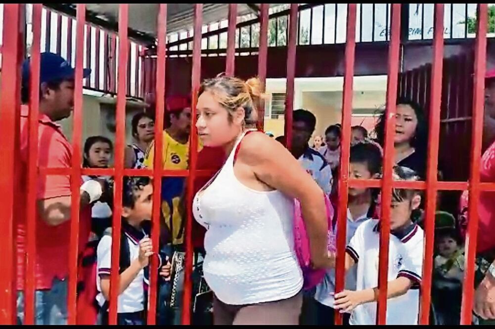 Padres de familia de la escuela primaria Édgar Robledo Santiago ce rraron durante varias horas el plantel, en el cual hay más de 400 alumnos (FREDY MARTÍN PÉREZ. EL UNIVERSAL)