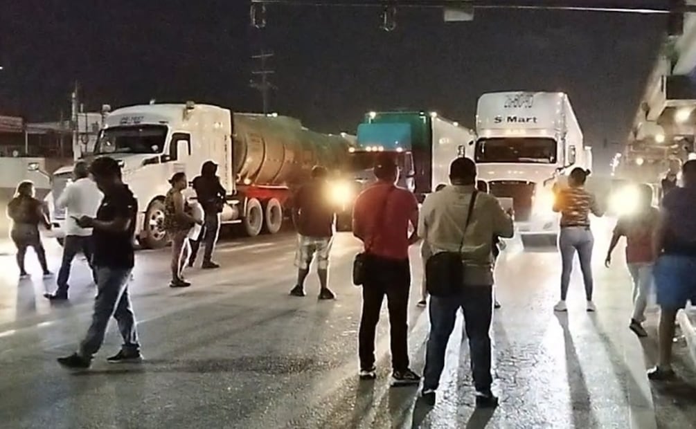 El cierre de la carretera causó molestia entre los conductores sobre todo los de carga pesada. Foto: Especial