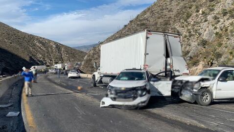 Tráiler choca autos en carretera Puerto México-Ojo Caliente; deja 4 muertos y 10 lesionados